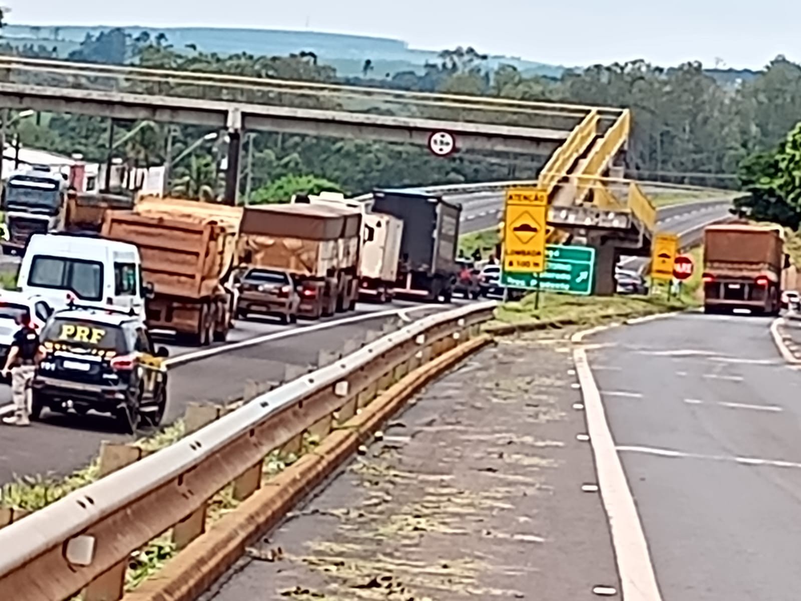 Com risco de desmoronamento em viaduto na BR-376, trânsito é desviado