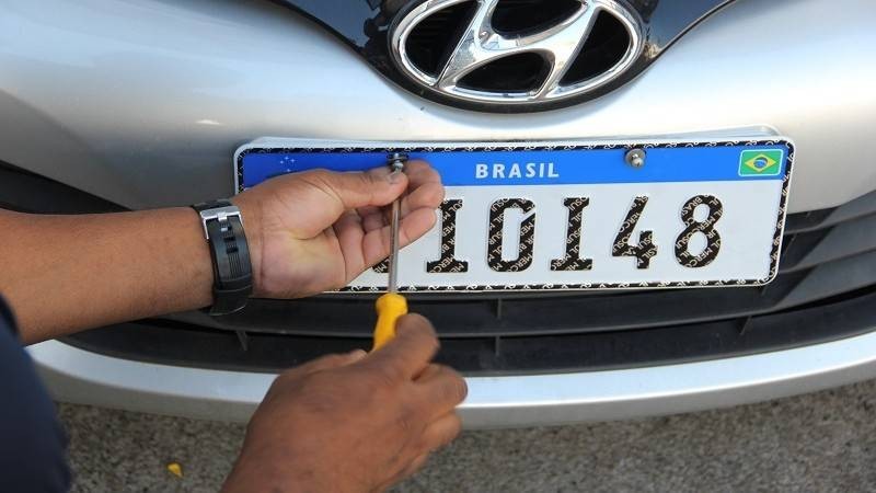 Polícia fiscaliza fábricas de placas de veículos em Maringá