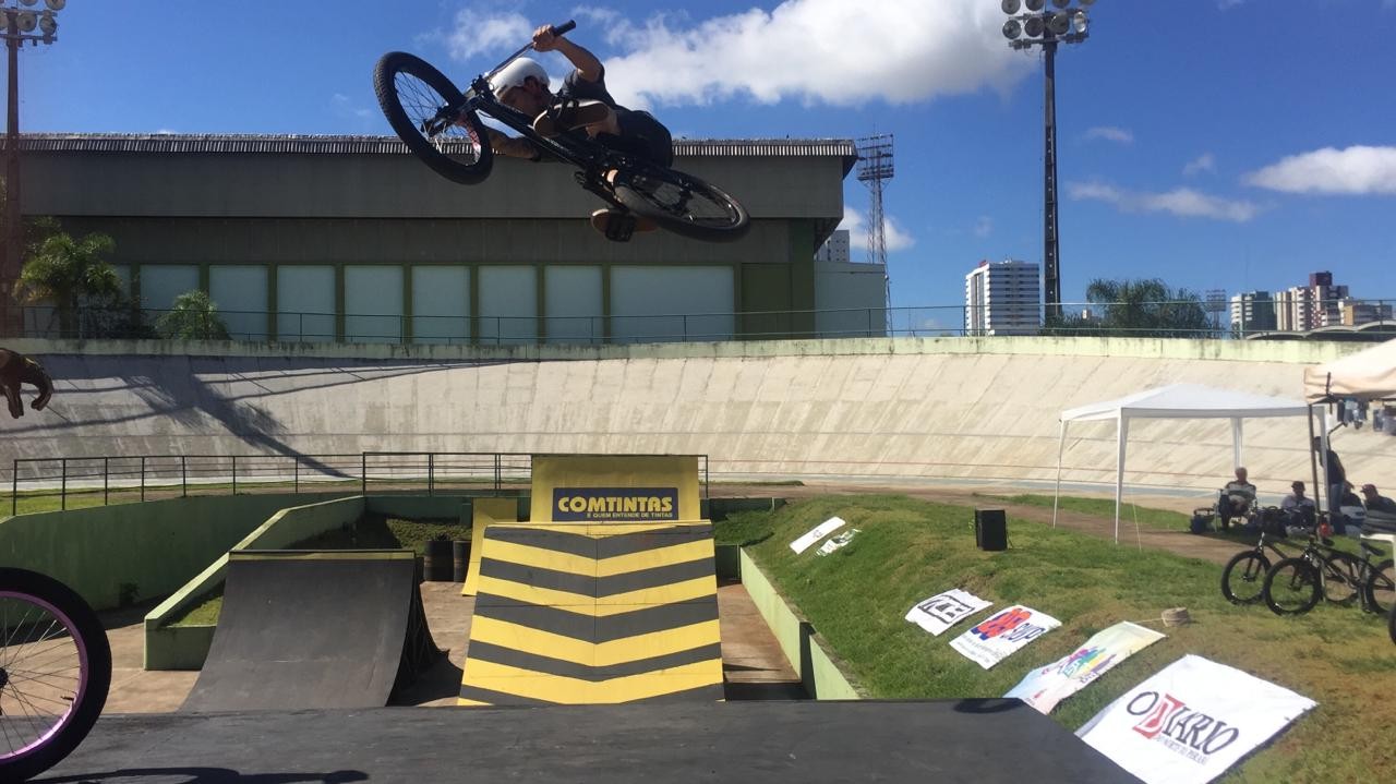 Encontro em Maringá reúne pilotos de BMX Freestyle