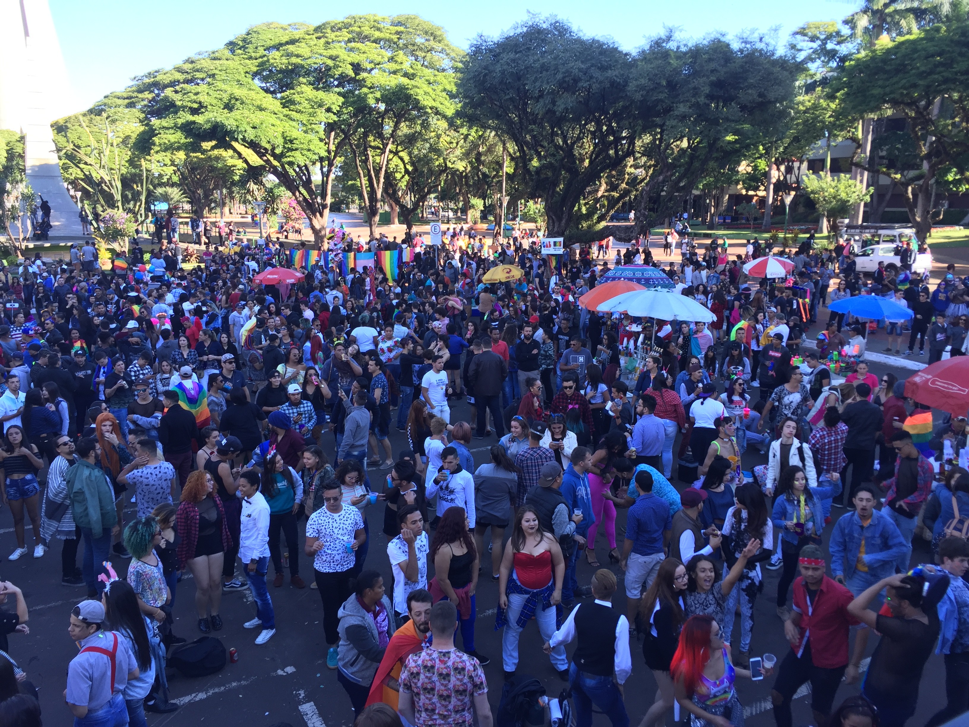 Parada conscientiza sobre direitos LGBT e política