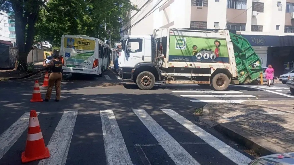 Colisão entre caminhão da coleta e ônibus do transporte coletivo deixa feridos em Maringá