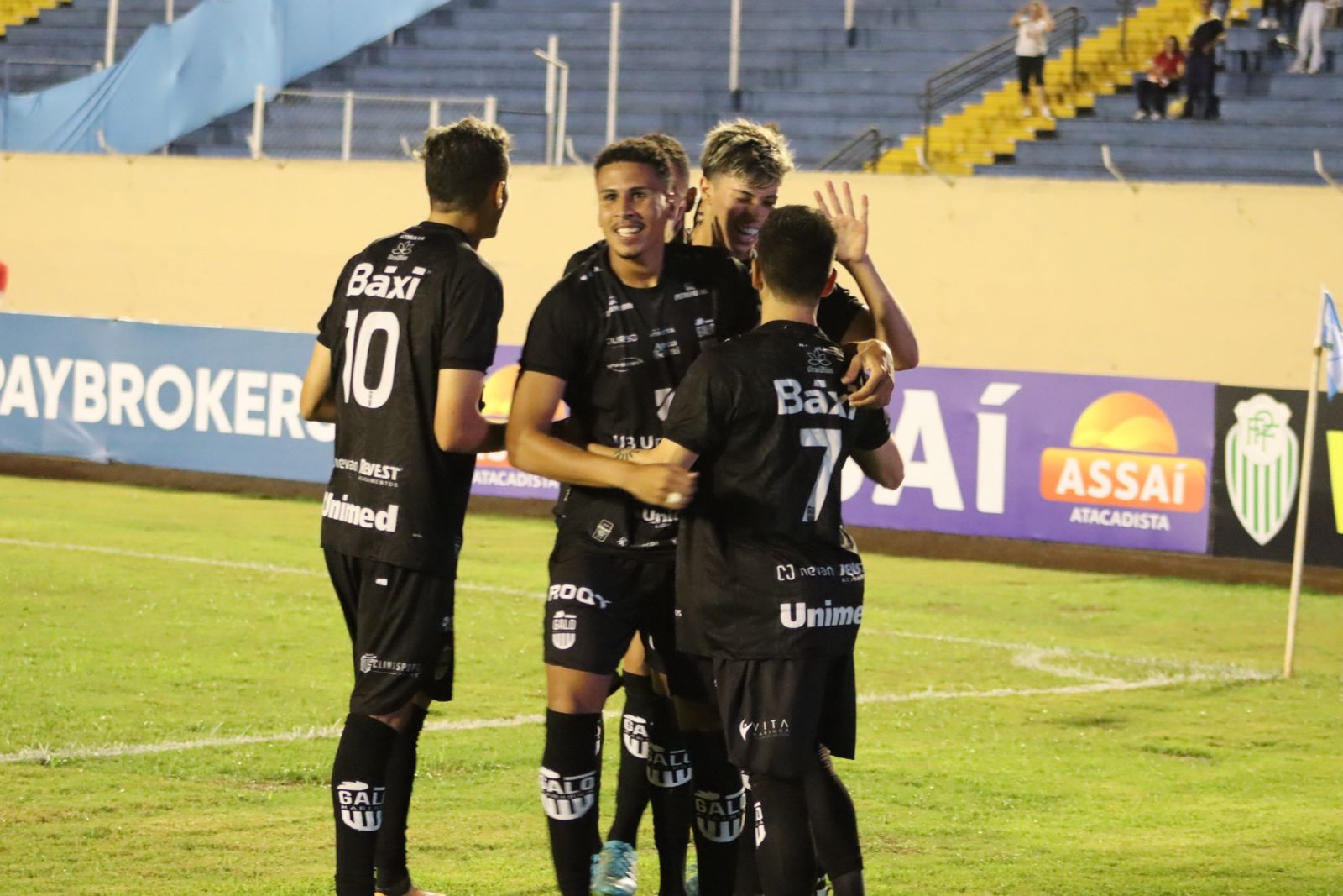 Galo Maringá sofre, mas consegue a primeira vitória