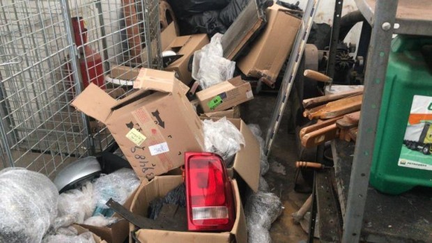 Inúmeras peças de veículos são abandonadas em Umuarama