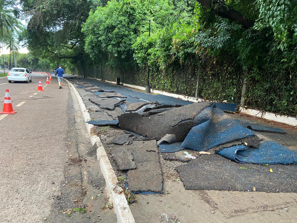 Trecho da pista emborrachada do Parque do Ingá arrancado por temporal continua apenas com camada de asfalto