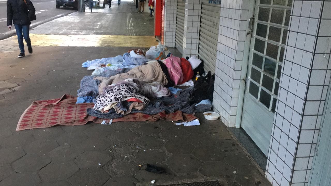 Moradores de rua enfrentam o frio da madrugada