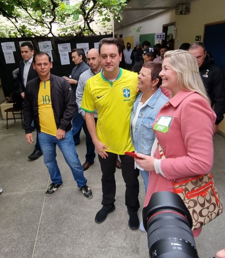 Governador Ratinho Júnior, candidato a reeleição, votou logo cedo em Curitiba