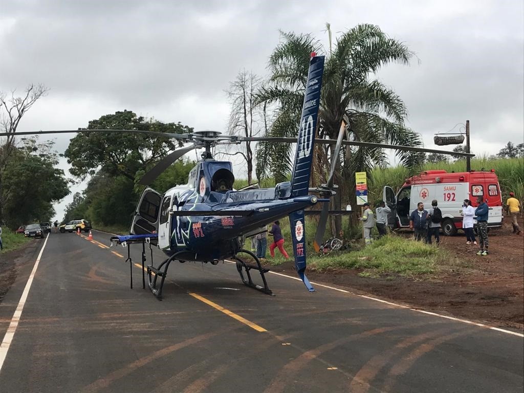 Motociclista fica gravemente ferido ao bater contra árvore