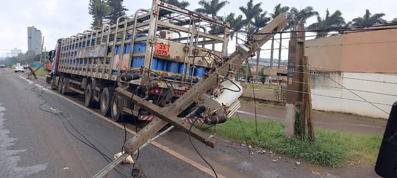 Acidente com caminhão derruba postes e complica trânsito na Av. Colombo