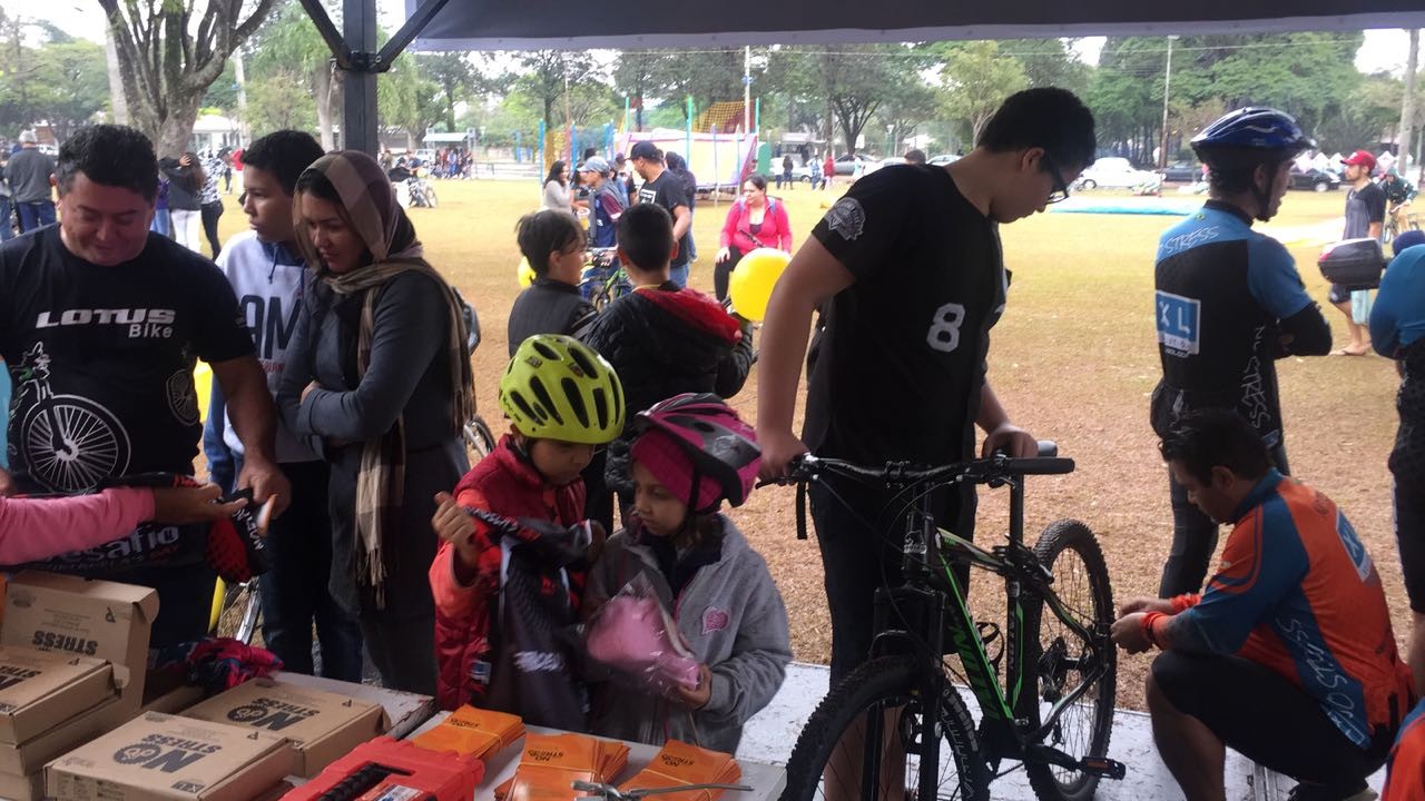 Mesmo com chuva, passeio ciclístico acontece em Maringá