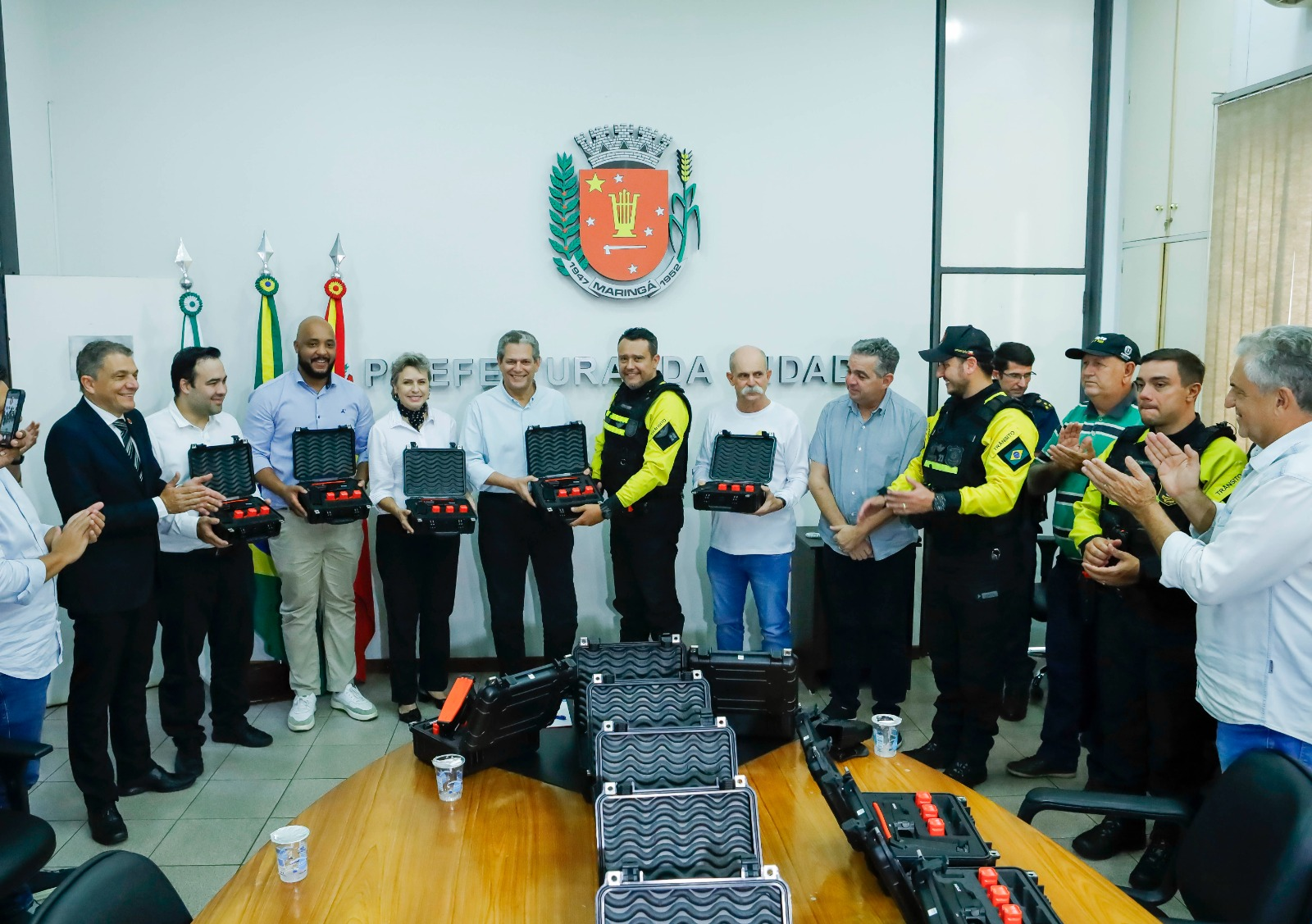 Prefeitura de Maringá entrega armas de choque para agentes de trânsito