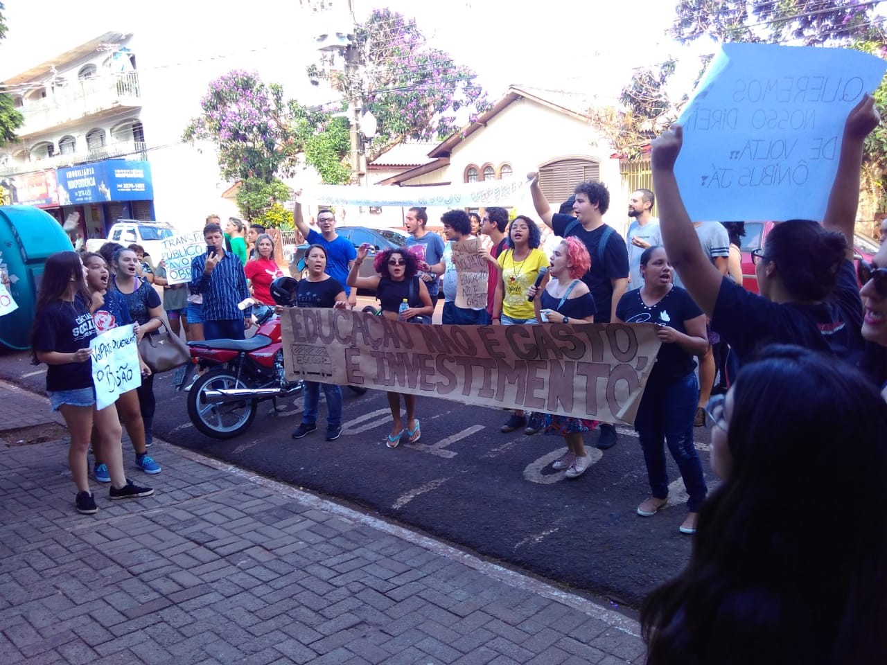 Estudantes protestam em Sarandi