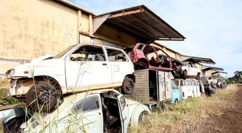Carros abandonados nas ruas de Maringá viram ‘montanha’ de sucata
