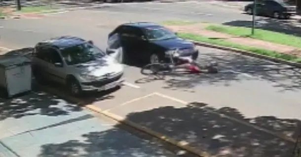 Motorista abre porta, ciclista cai e é atropelado em Maringá
