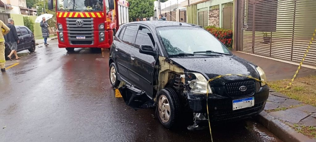 Veículo tomba na Zona 2, em Maringá e motorista sai ilesa