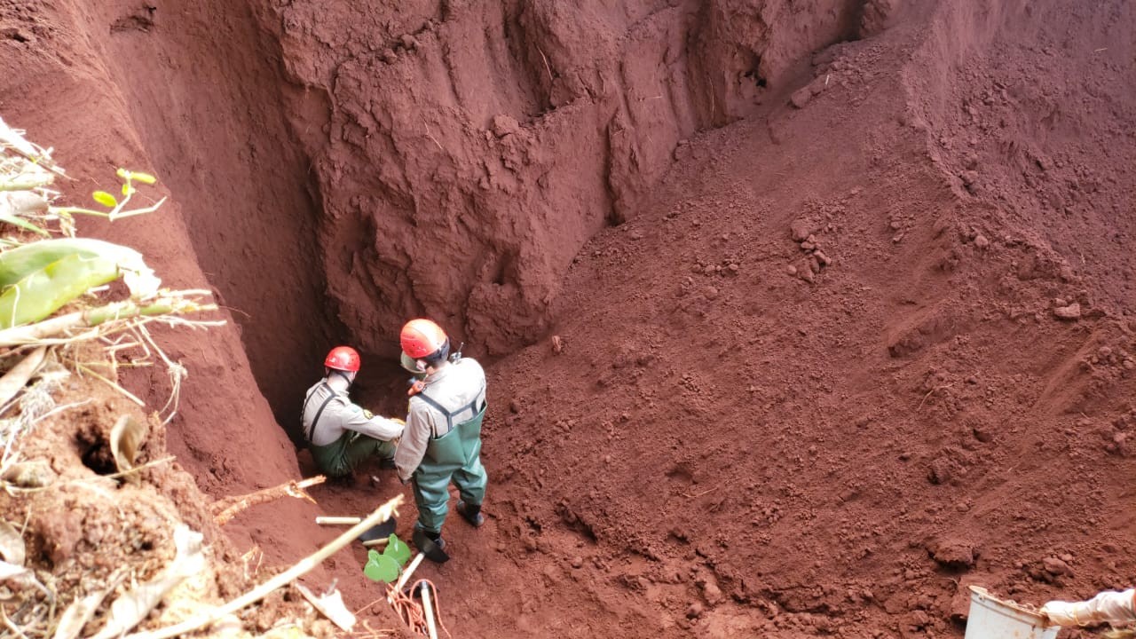 Bombeiros tentam retirar corpo de um poço de 20 metros de profundidade
