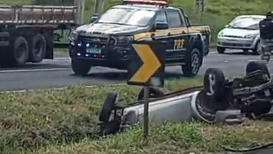 Carro capota, estepe atinge outro veículo e mulher fica ferida na região de Maringá