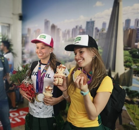 Gêmeas voltam para casa após maratona de competições no Peru e em Londres