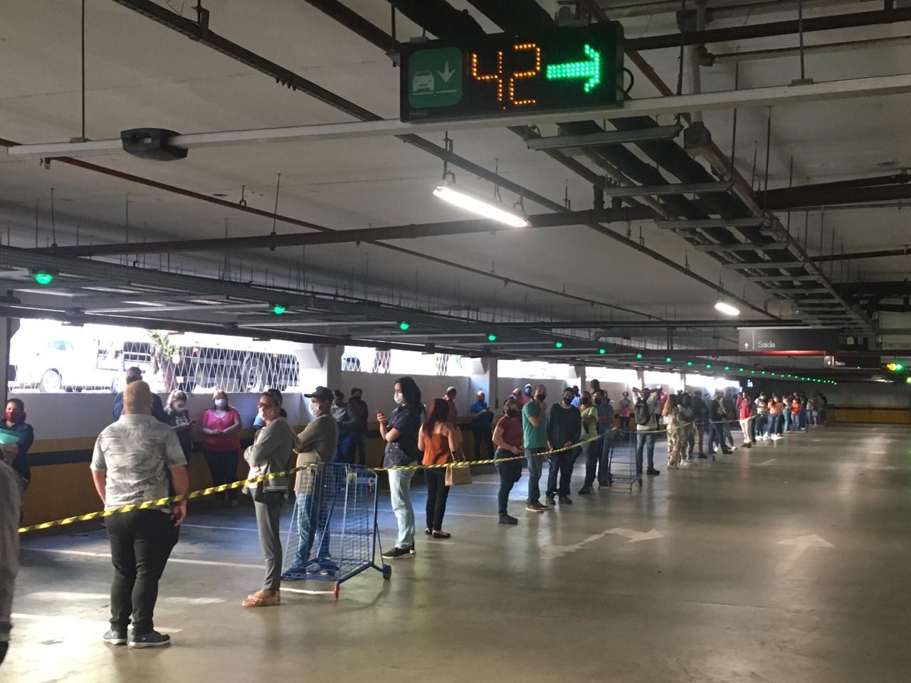 Centenas de candidatos estão na fila por uma vaga de emprego