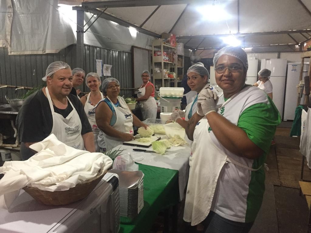 Batalhão de voluntários trabalha na Festa da Canção em Maringá