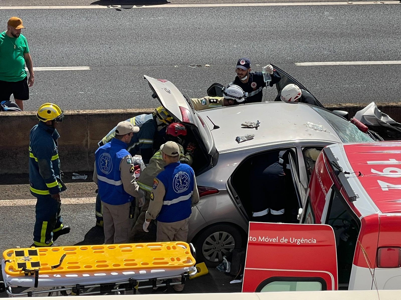 Engavetamento de quatro veículos deixa duas pessoas presas às ferragens