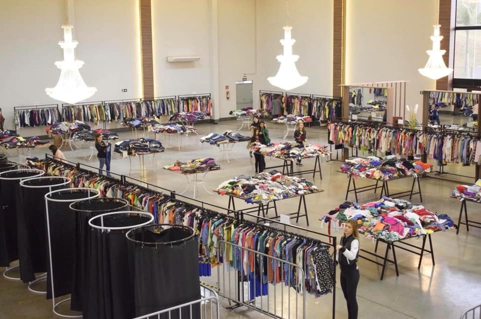 Bazar de roupas arrecada alimentos para indígenas em Maringá