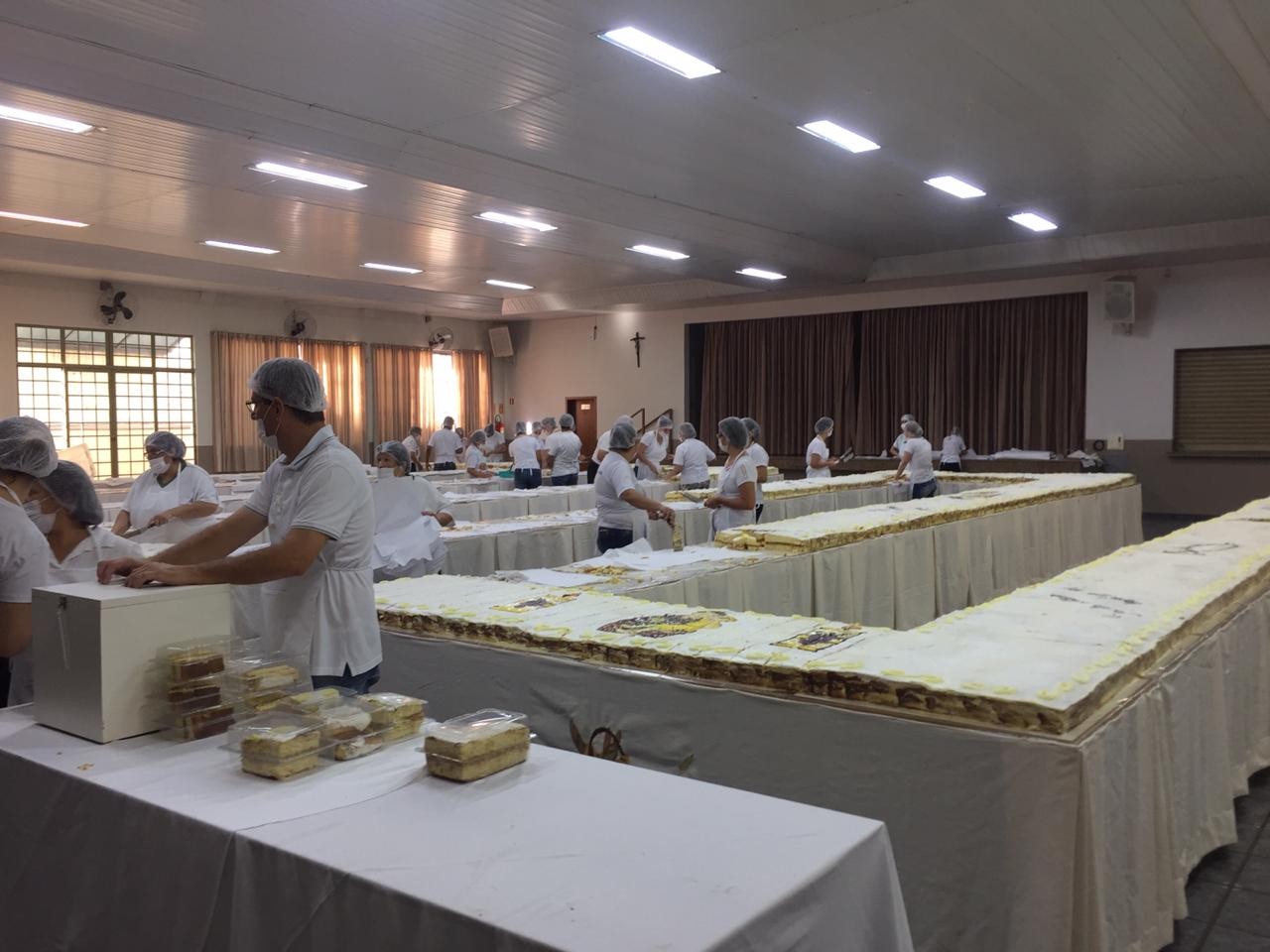 Fiéis fazem fila para garantir um pedaço do bolo de Santo Antônio