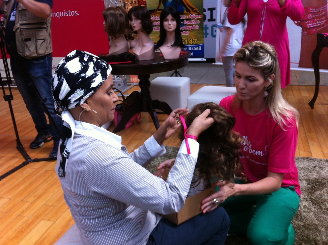 Pacientes em tratamento contra o câncer ganham perucas em Maringá