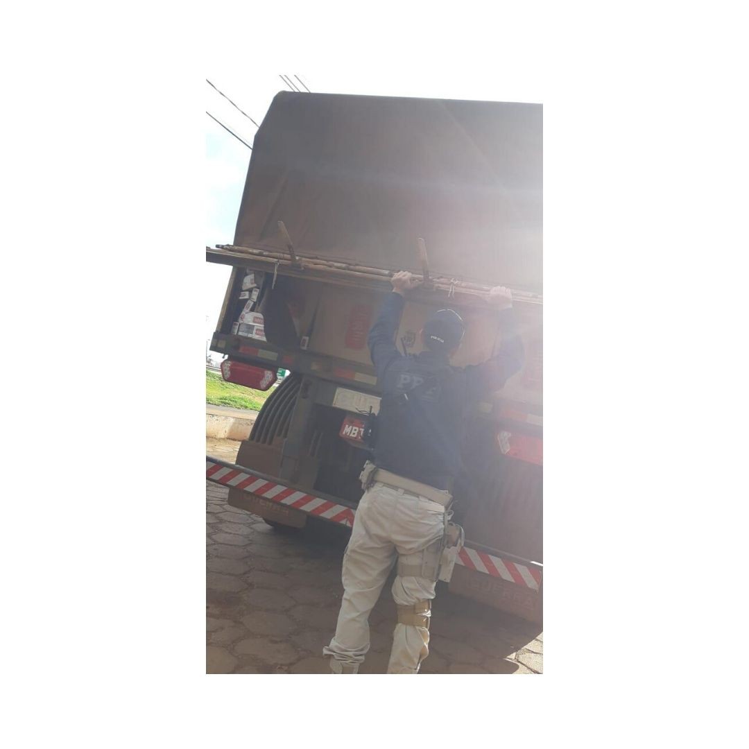 PRF apreende bitrem com cerca de 450 mil carteiras de cigarros contrabandeados