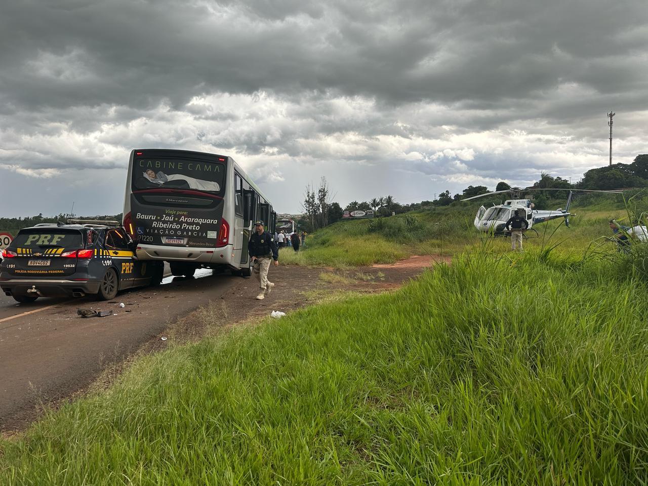 Viatura da PRF bate em ônibus na BR-376
