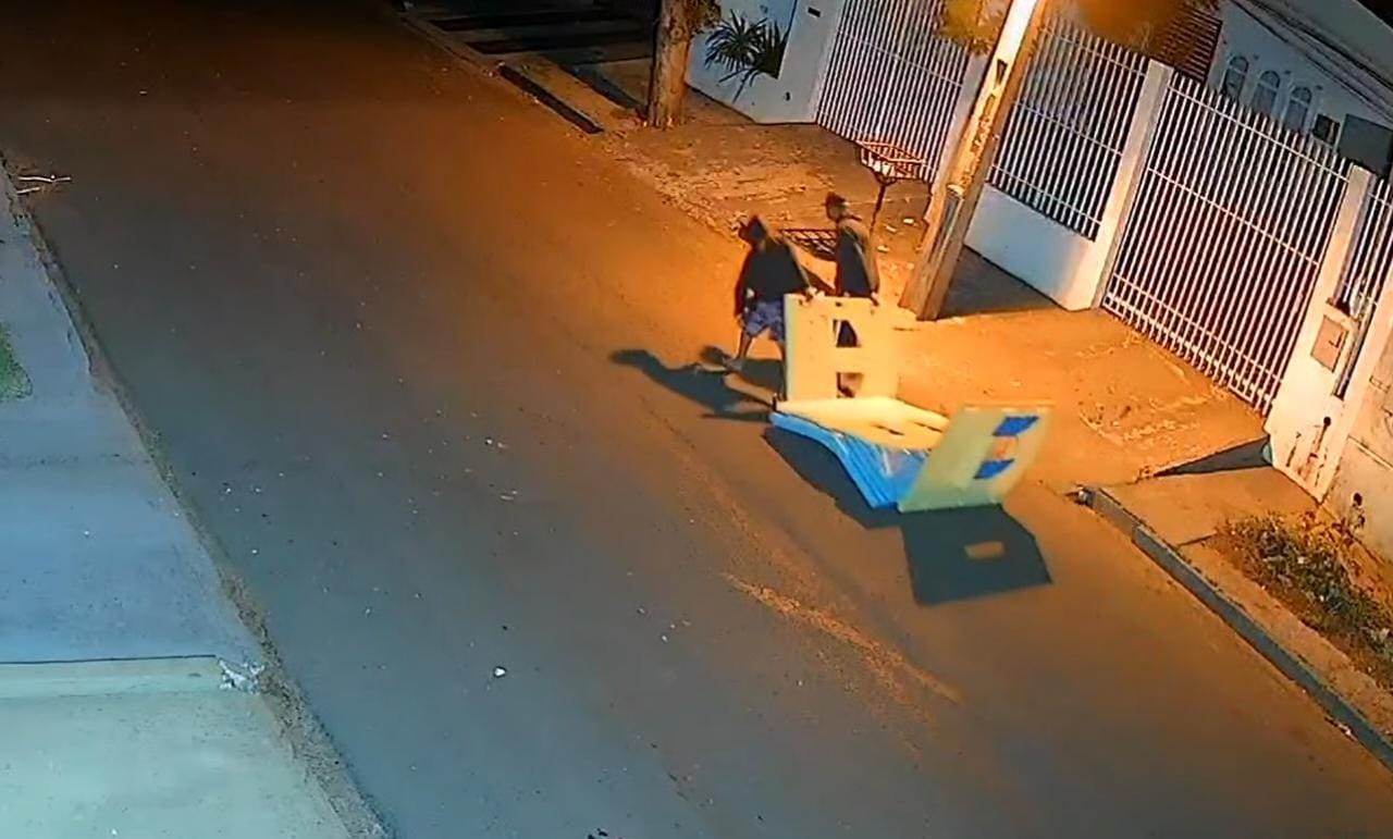 Câmera flagra ladrões furtando casinha de brinquedo em Maringá