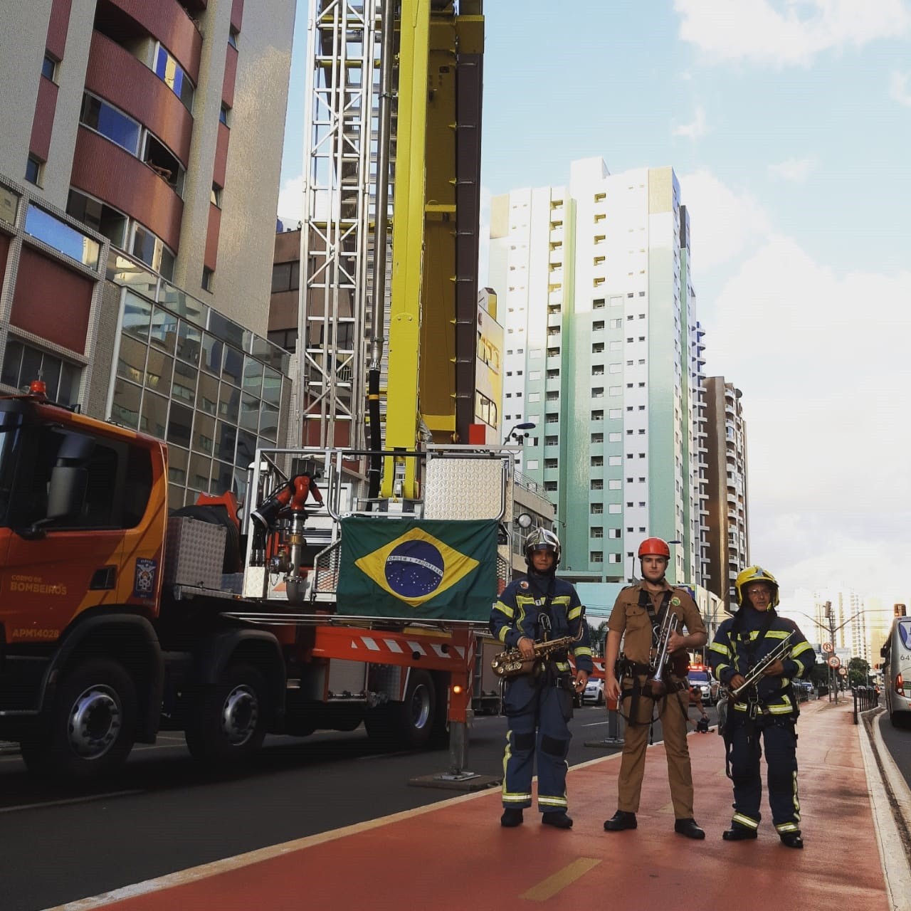 Bombeiros fazem ‘serenata’ em Maringá e emocionam moradores