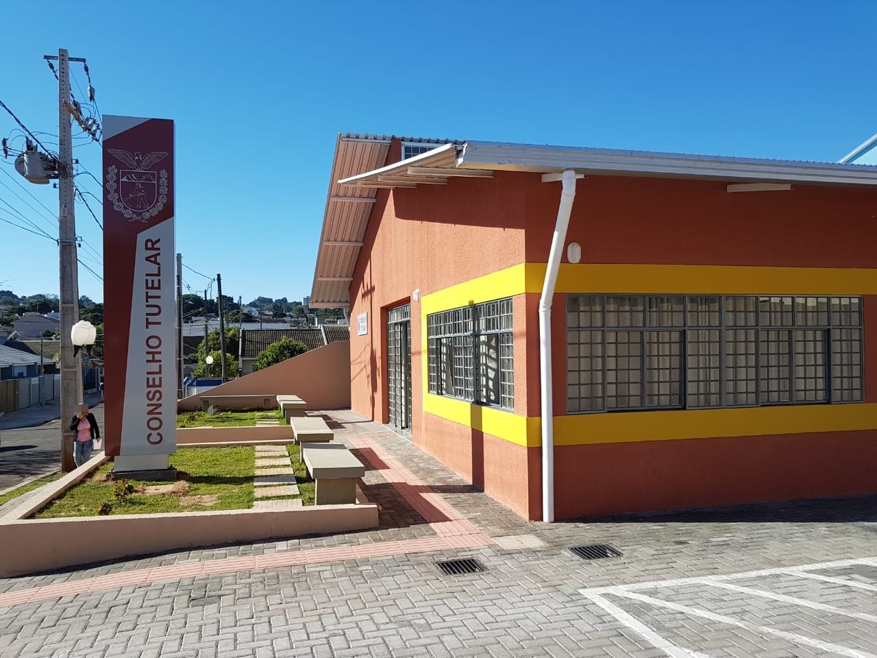 Irmãos de 7, 10 e 13 anos são encontrados sozinhos há mais de 20 dias em casa na região