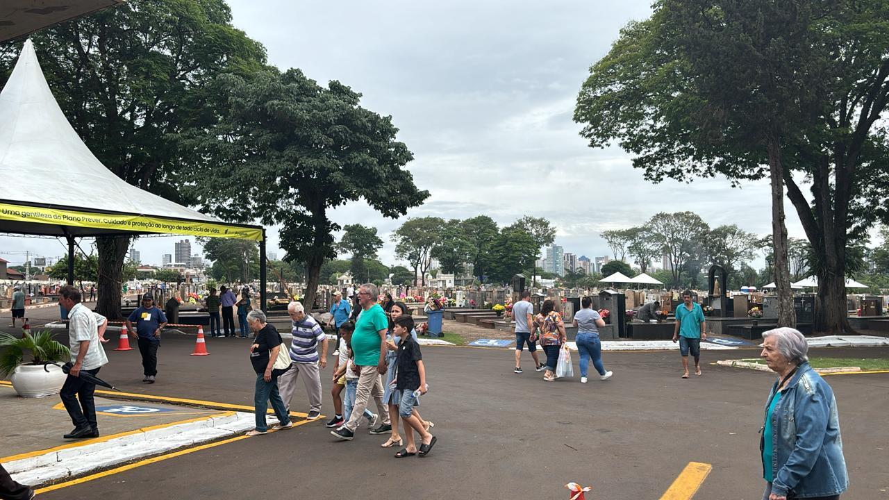 Movimento intenso no Cemitério Municipal neste Dia de Finados