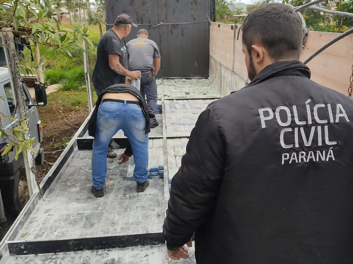 Polícia apreende 2,5 toneladas de maconha em fundo falso de caminhão