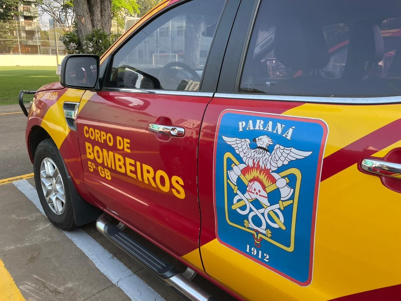 Motorista perde controle do veículo e cai em barranco da linha de trem