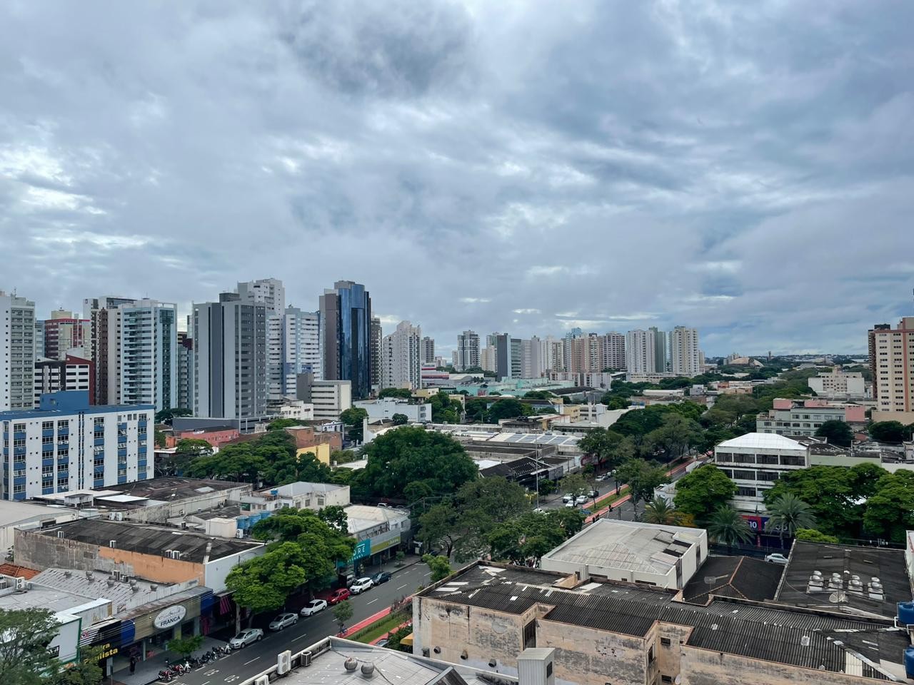 Sábado (11) com chuva e tempo abafado em Maringá