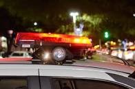 Ciclomotor com três pessoas é atingido por caminhonete