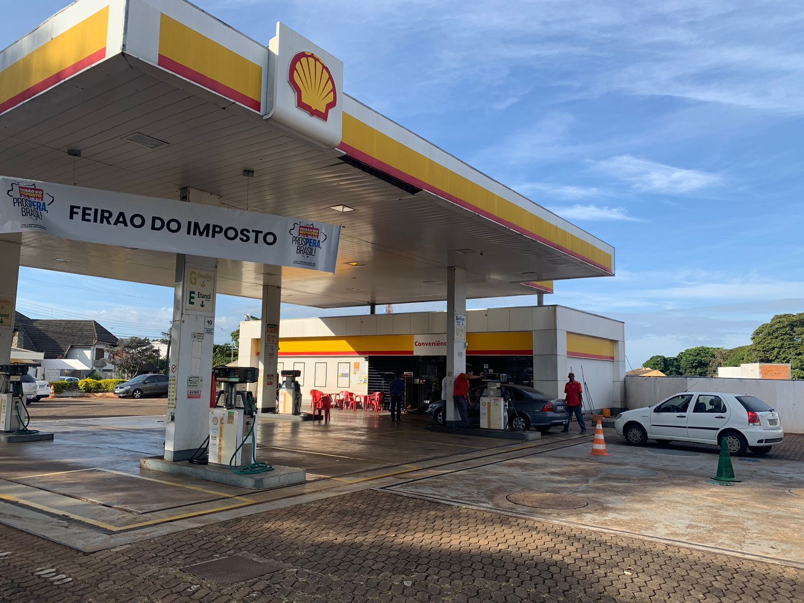Motoristas ficam na fila para garantir gasolina sem imposto
