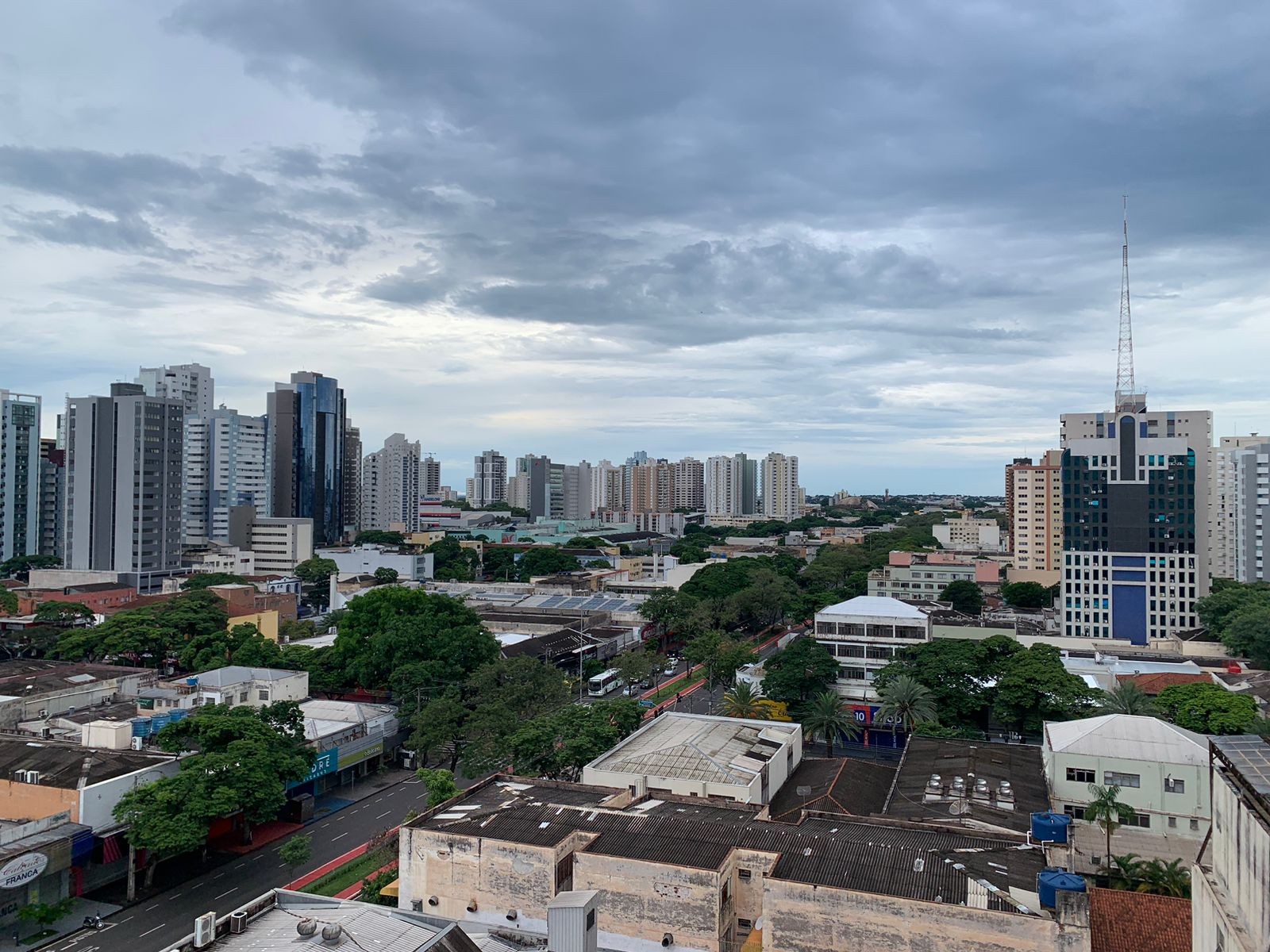 Semana começa com tempo abafado e previsão de chuva em Maringá