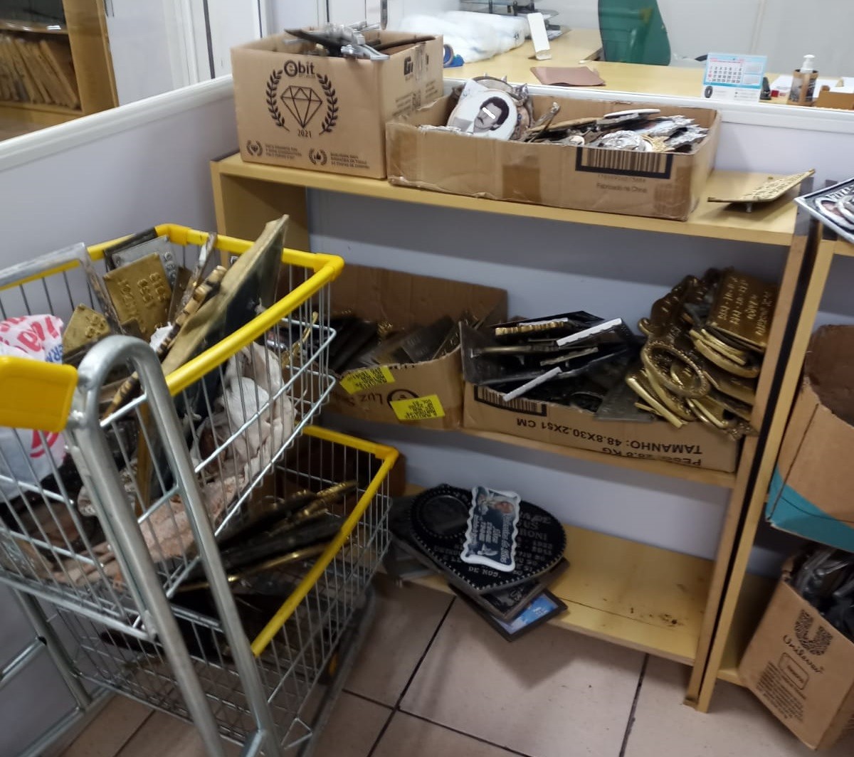 Cemitério Municipal armazena peças de bronze encontradas pelo local