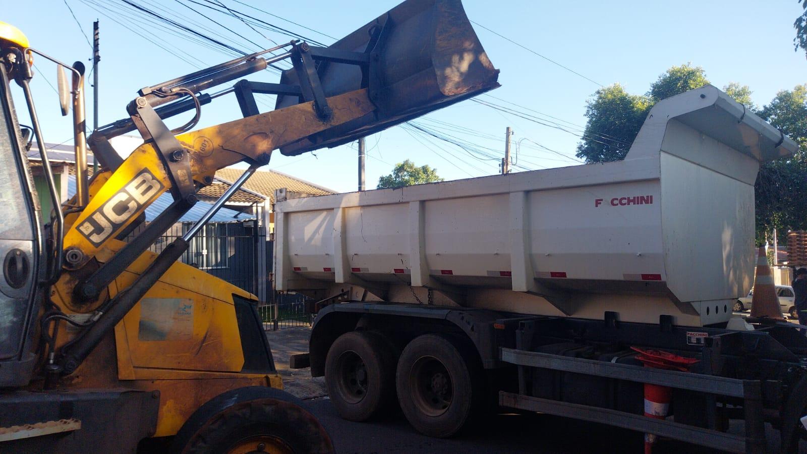 Saúde confirma 6ª morte por dengue e faz limpeza em casa de acumulador