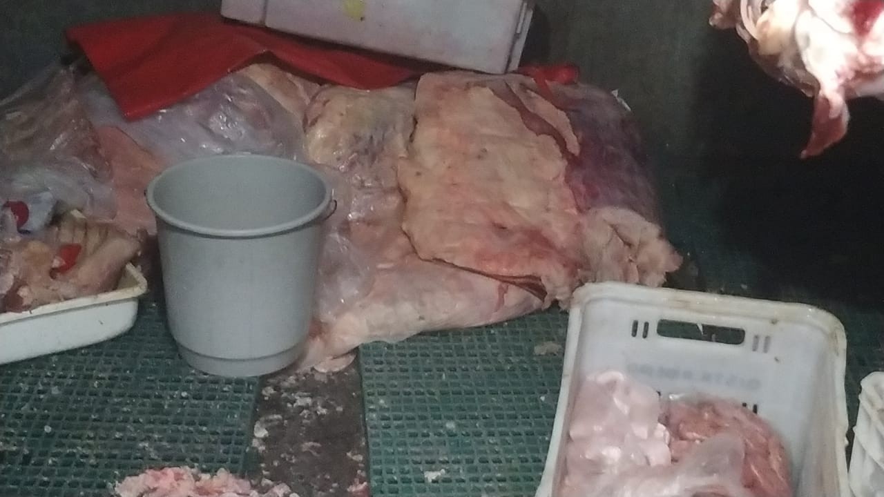 Mercado é interditado por comercializar produtos impróprios para consumo em Maringá