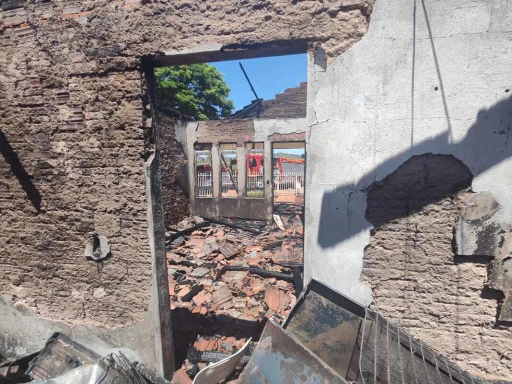 Duas crianças morrem carbonizadas em incêndio em zona rural