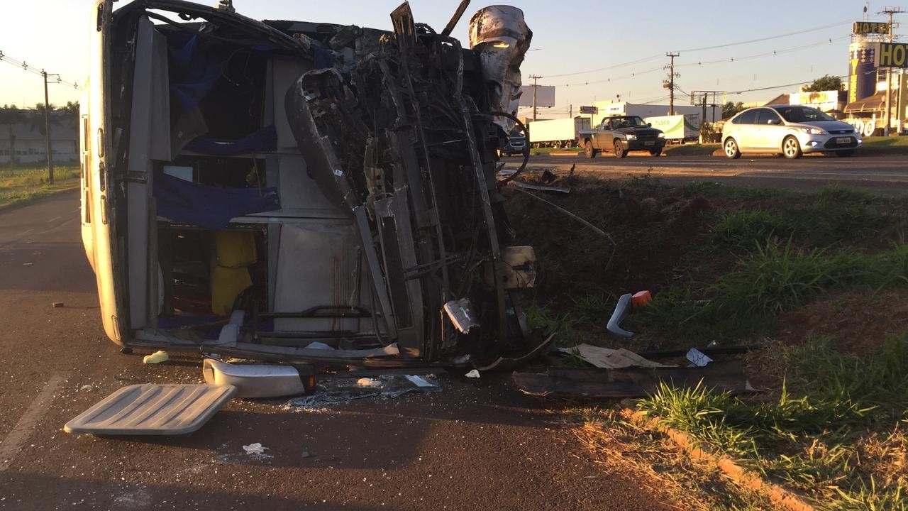 Acidente entre ônibus da Saúde e carreta deixa um morto e feridos