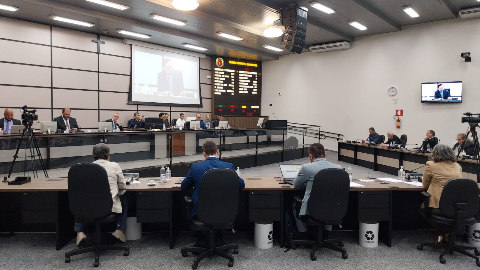 Em regime de urgência, Câmara vota readequação de tabela salarial