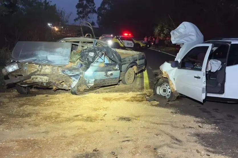 Colisão frontal deixa uma pessoa morta e outra ferida na PR-558