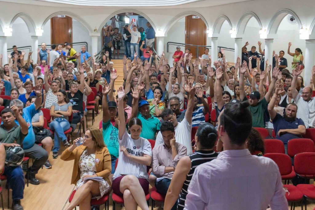 Servidores maringaenses rejeitam proposta de reajuste salarial