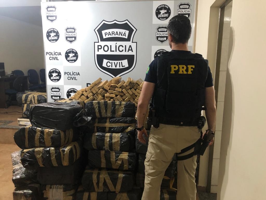 Quase 900 quilos de maconha são apreendidos na BR-376