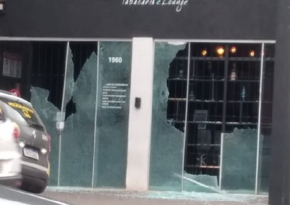 Vídeo mostra homem atirando contra tabacaria em Maringá