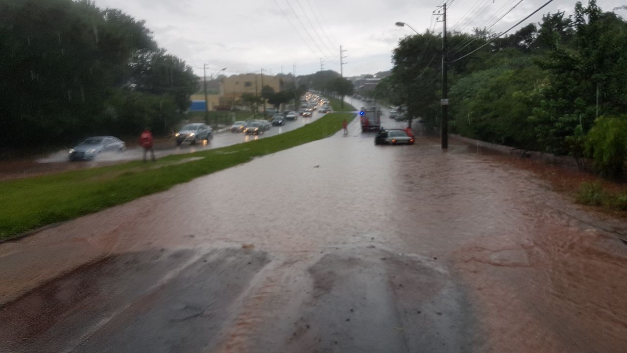 Chuva rápida e forte provoca alagamentos